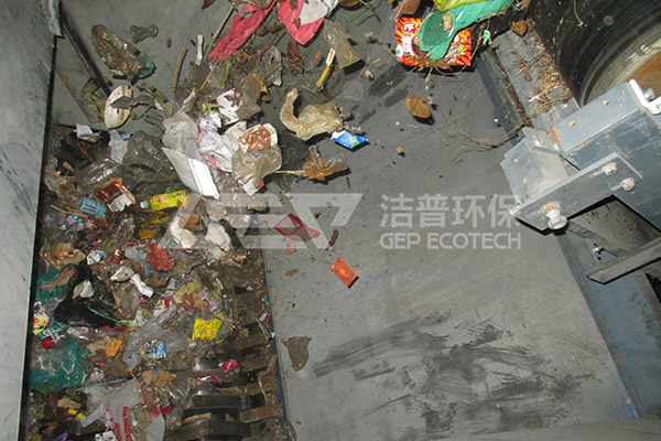 生活垃圾破碎機現(xiàn)場(用于焚燒發(fā)電前預(yù)處理)