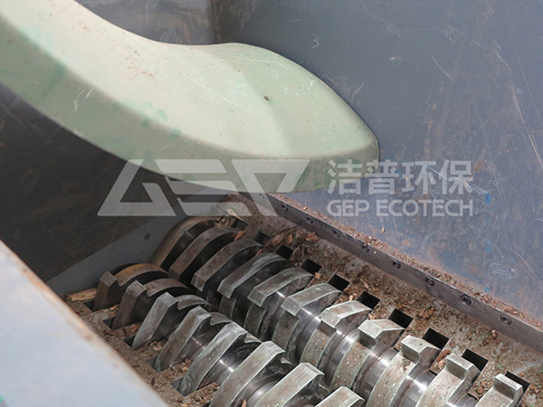 玻璃鋼廢料怎么處理？玻璃鋼廢料破碎處理設備