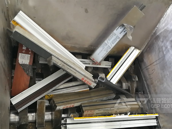 廢鋼破碎機(jī)現(xiàn)場